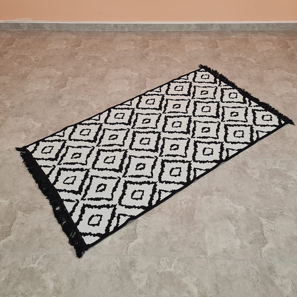 Evium Rug White Black
