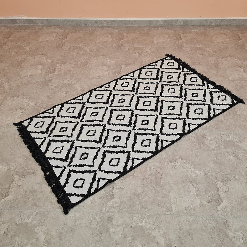 Evium Rug White Black
